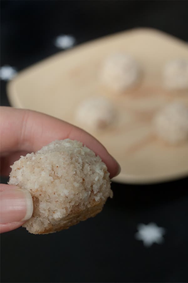 Kokosbusserl - Middle European Coconut Macarons  #stepbystep #recipe masalaherb.com 
